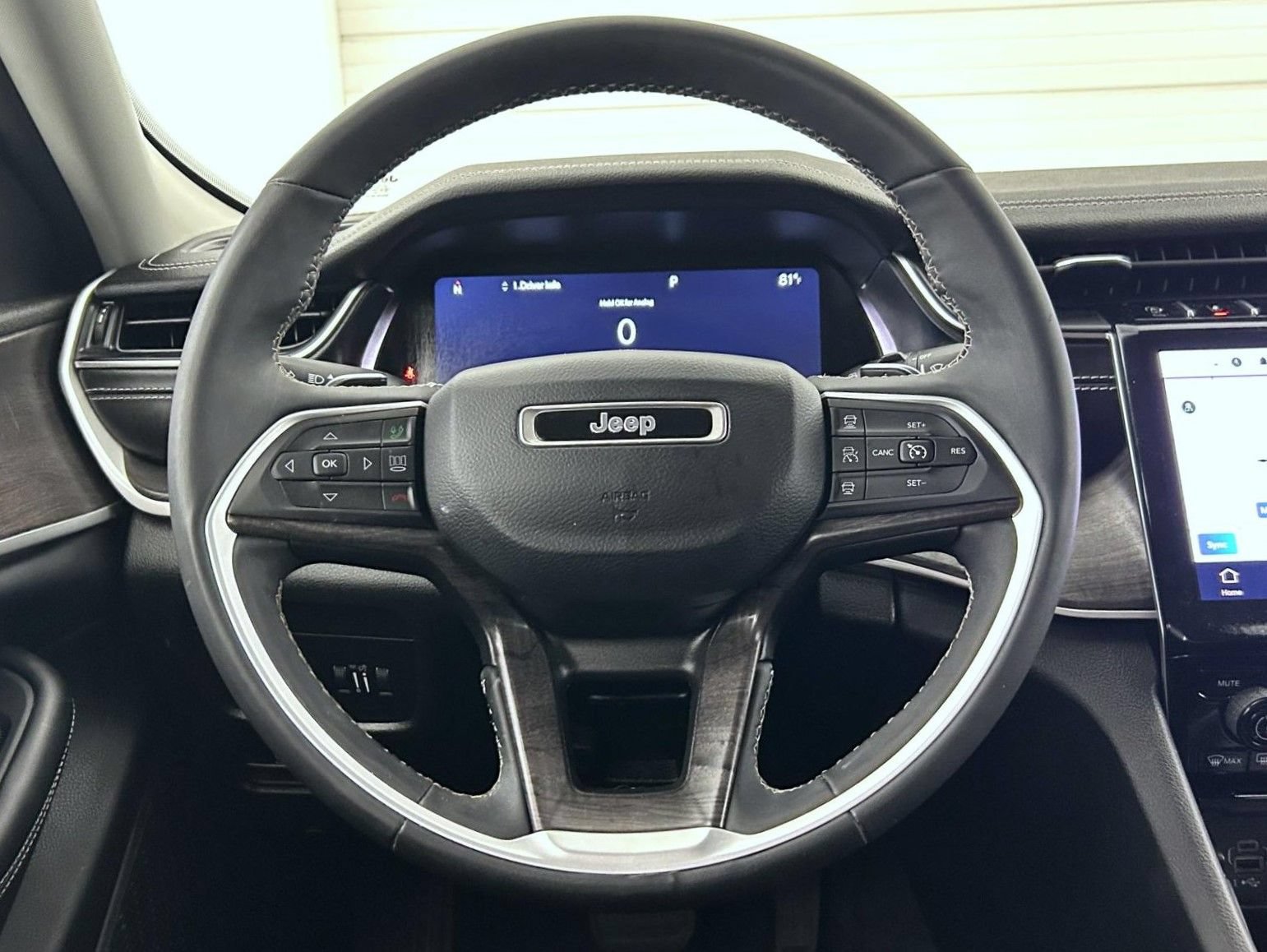 Certified 2023 Jeep Grand Cherokee Limited w/ Black Appearance Package AWD/4WD image 11