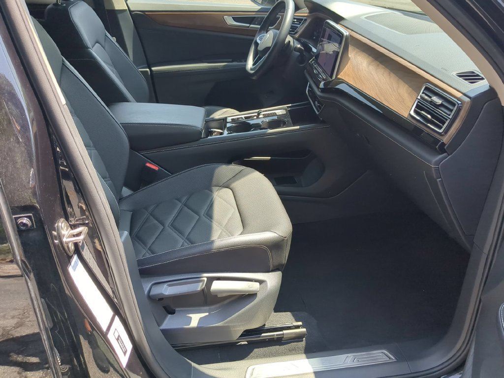 Used 2025 Volkswagen Atlas SE FWD image 31