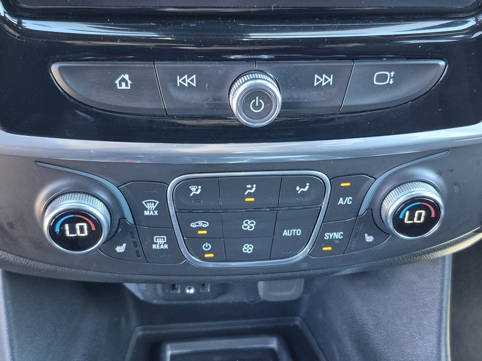Used 2022 Chevrolet Traverse LT w/ LPO, Cargo Package AWD/4WD image 32
