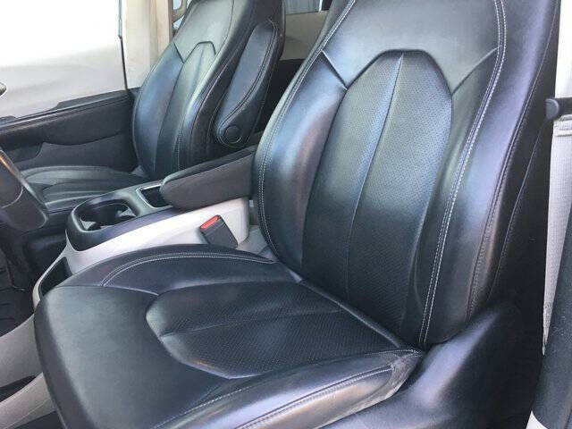 Used 2023 Chrysler Pacifica Touring-L image 9