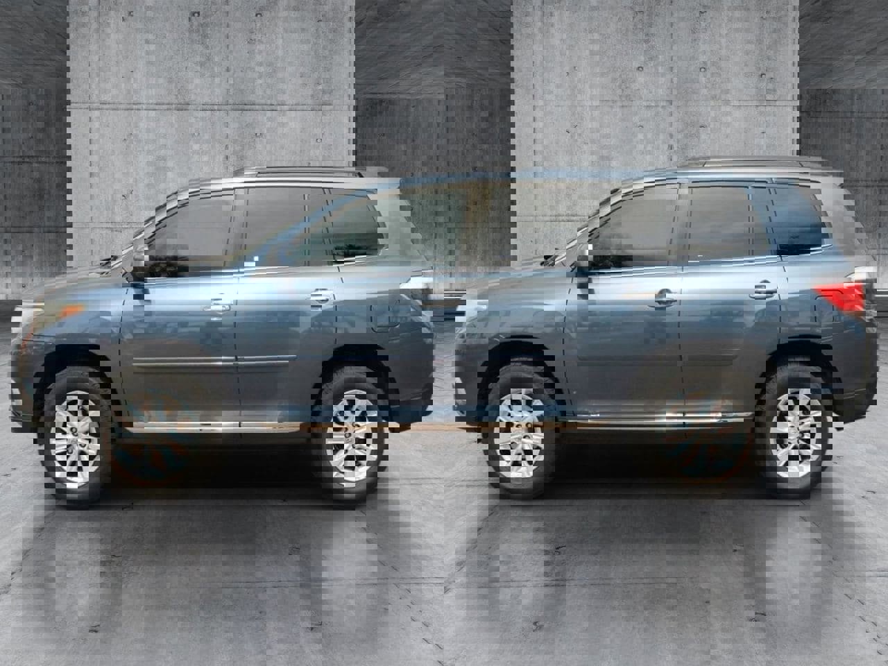 Used 2011 Toyota Highlander 2WD w/ Tech Pkg image 2