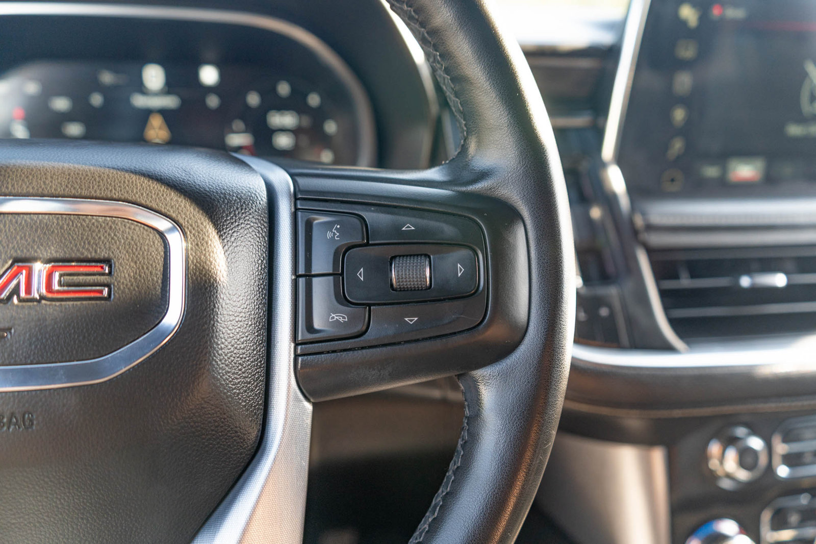 Used 2023 GMC Yukon XL SLT w/ SLT Premium Package RWD image 27