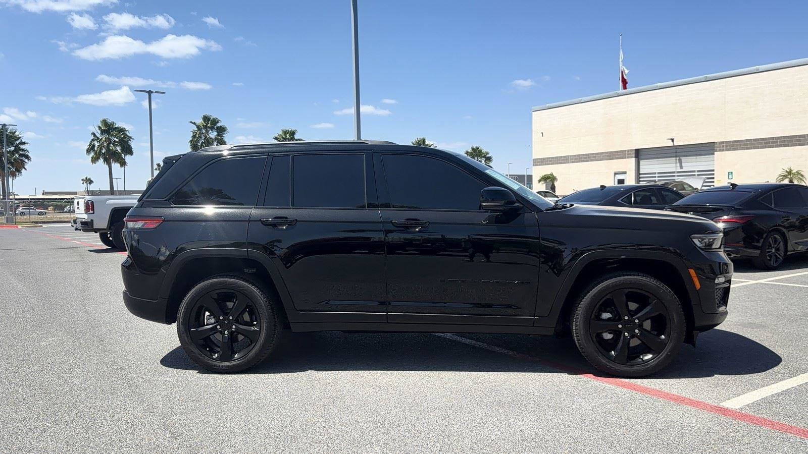 Used 2025 Jeep Grand Cherokee Limited w/ Black Appearance Package image 16