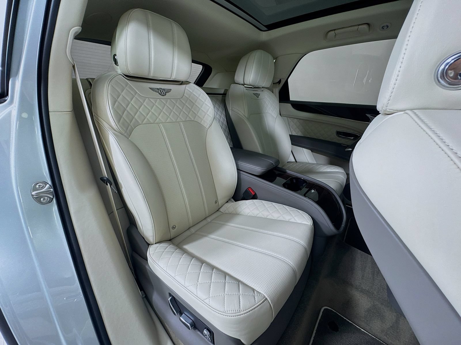 Certified 2020 Bentley Bentayga Plug-In Hybrid AWD/4WD image 27
