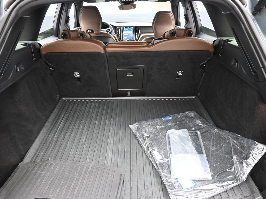 Used 2024 Volvo XC60 B5 Plus AWD/4WD image 16
