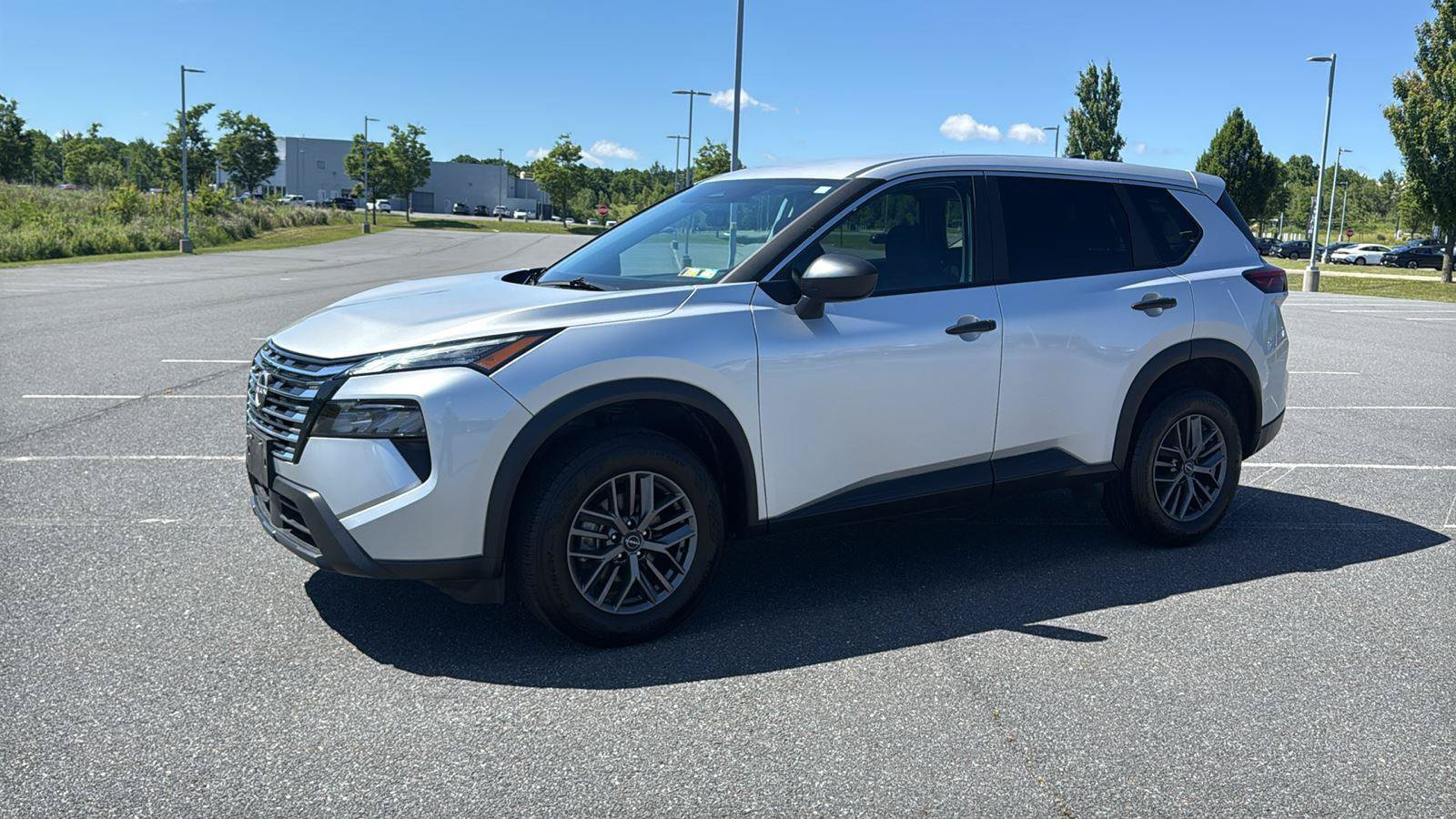 Used 2025 Nissan Rogue S AWD/4WD image 10