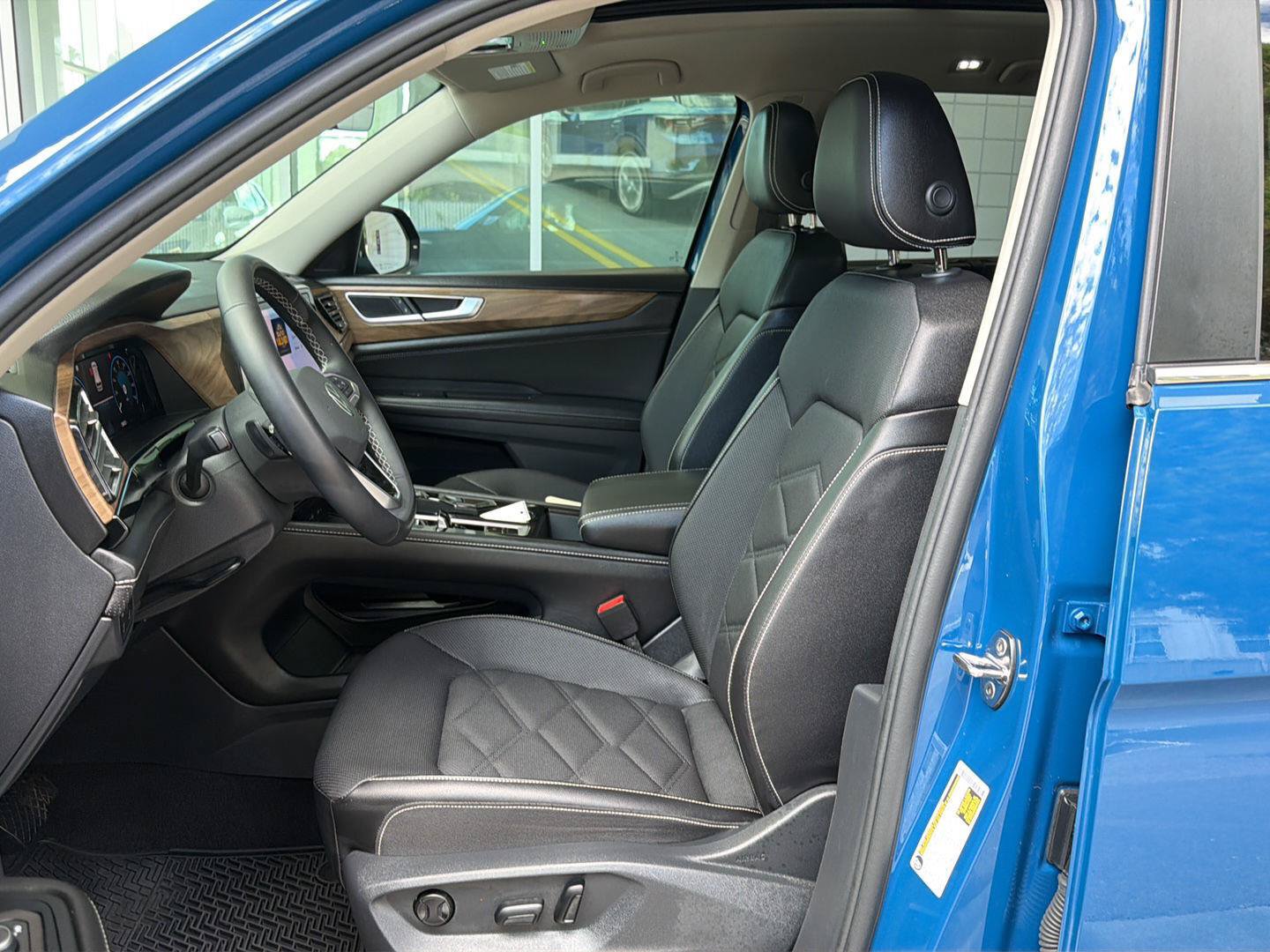 Certified 2025 Volkswagen Atlas SE AWD/4WD image 16