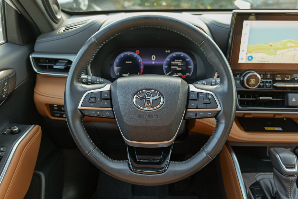 Used 2024 Toyota Highlander Platinum AWD/4WD image 45
