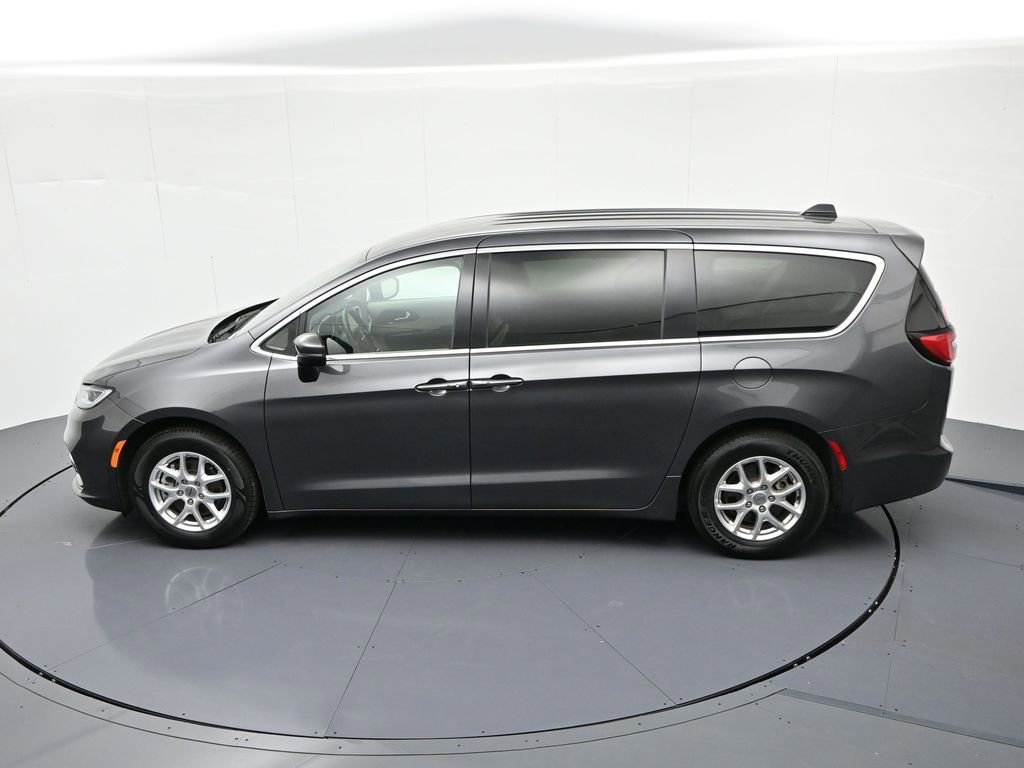 Used 2023 Chrysler Pacifica Touring-L image 33
