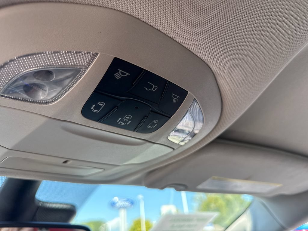 Used 2023 Chrysler Voyager LX FWD image 42