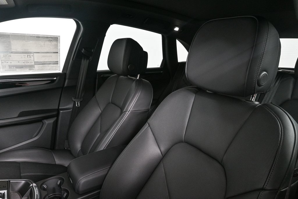 Certified 2025 Porsche Macan image 5