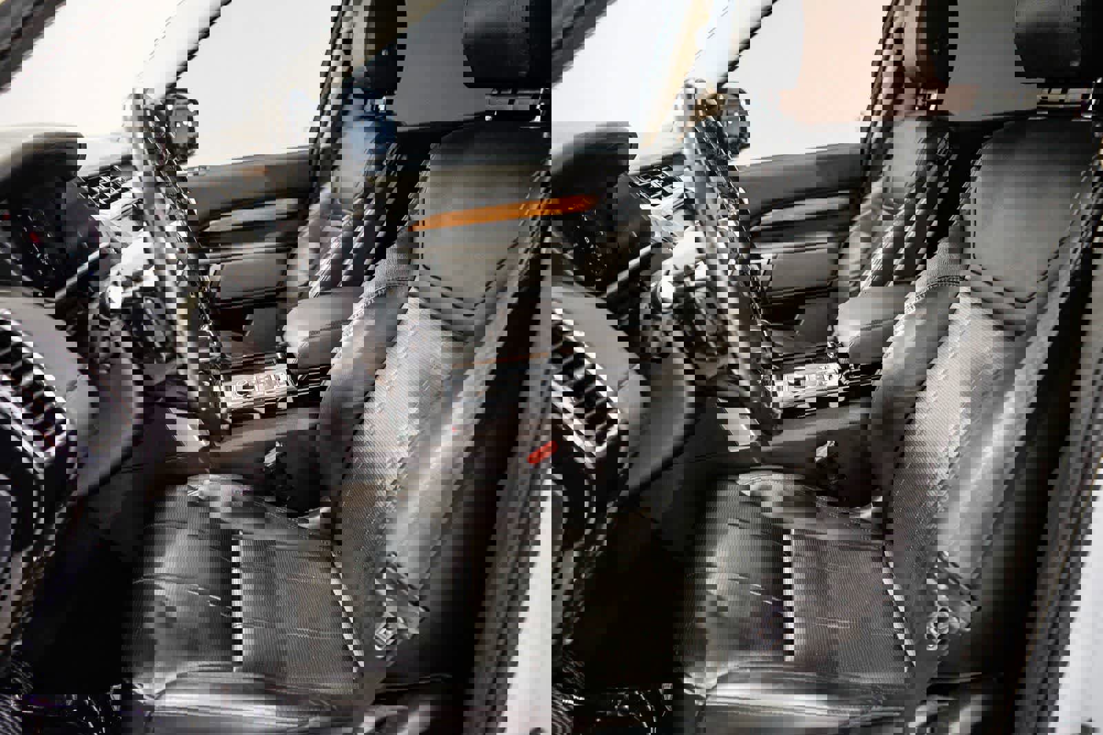 Used 2018 Land Rover Discovery HSE image 17