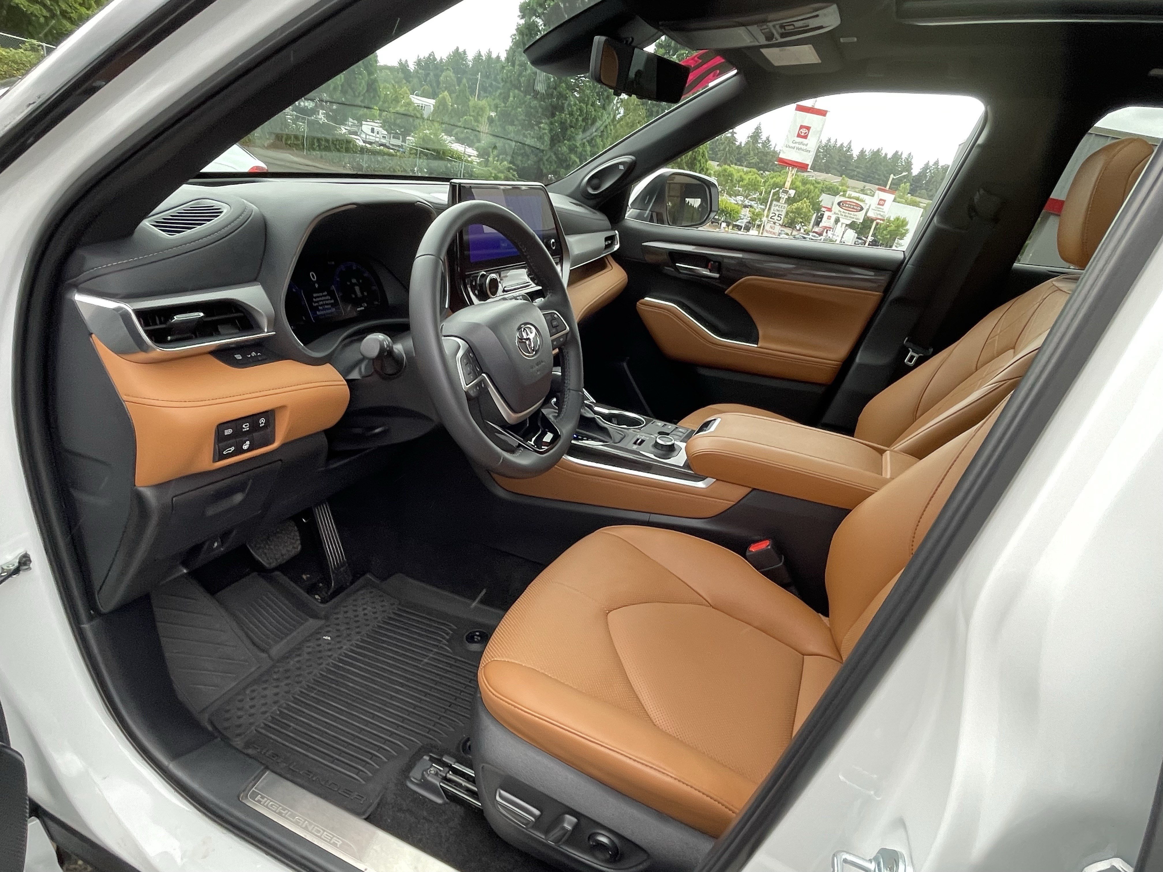 Certified 2025 Toyota Highlander Platinum AWD/4WD image 10