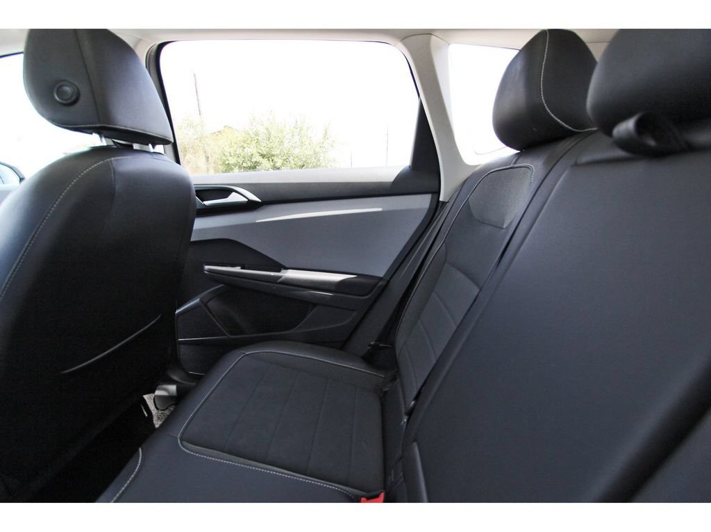 Used 2023 Volkswagen Taos SE w/ Panoramic Sunroof Package FWD image 12