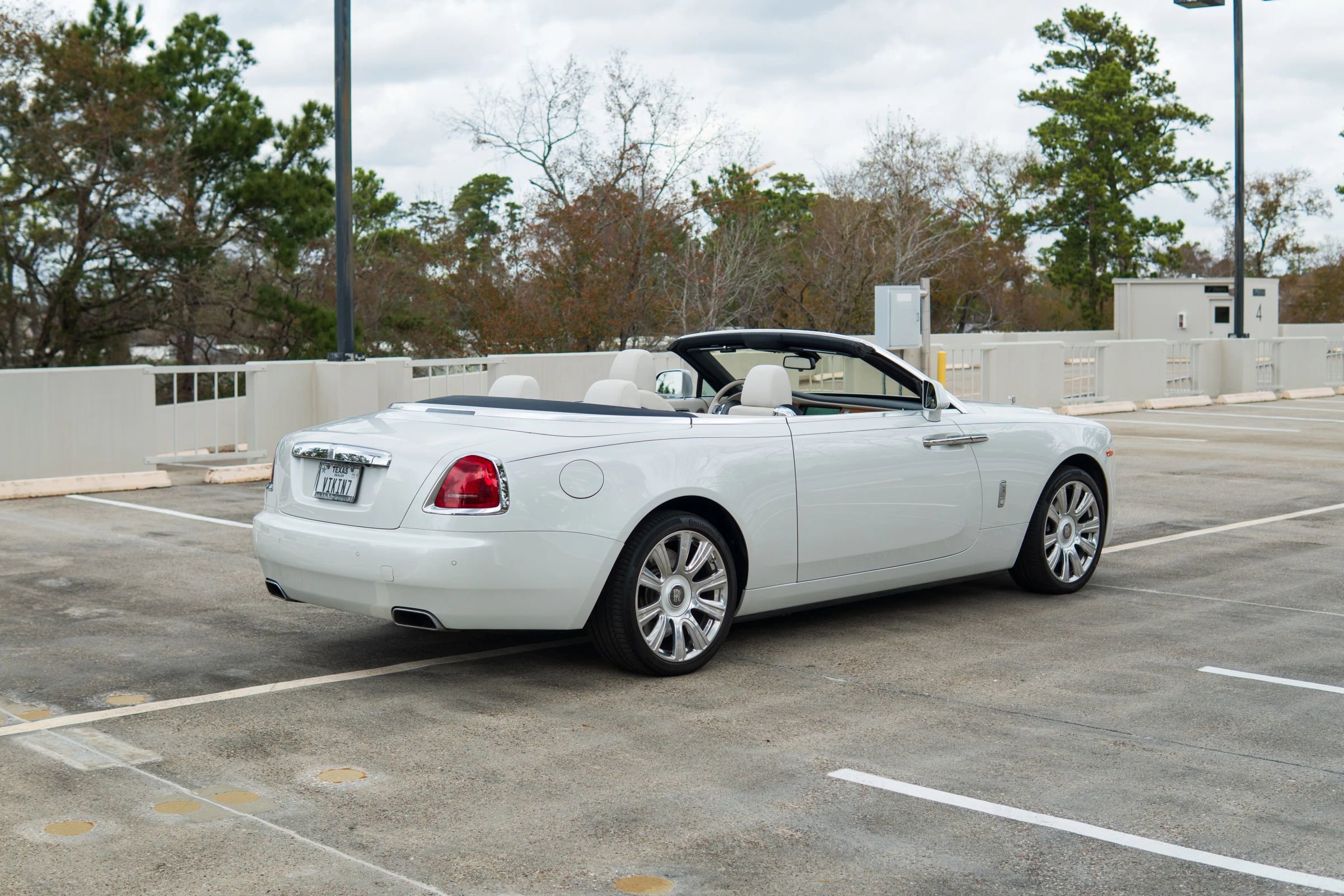 Used 2017 Rolls-Royce Dawn image 26