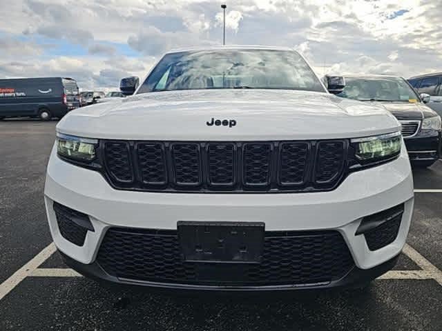 Used 2023 Jeep Grand Cherokee Altitude AWD/4WD image 3