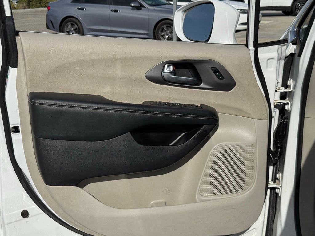 Used 2022 Chrysler Pacifica Touring-L FWD image 30