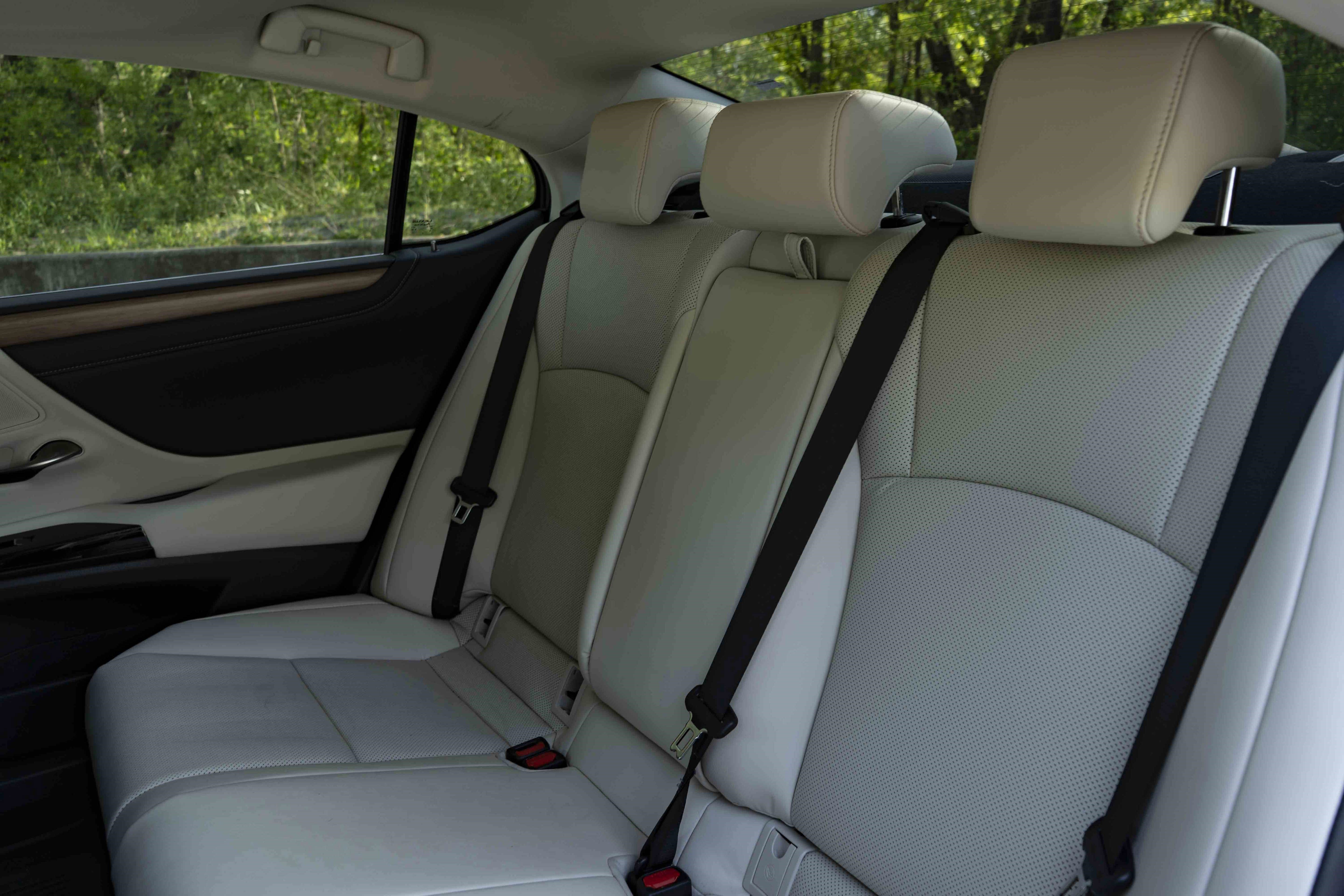 Used 2025 Lexus ES 300h w/ Premium Package image 18