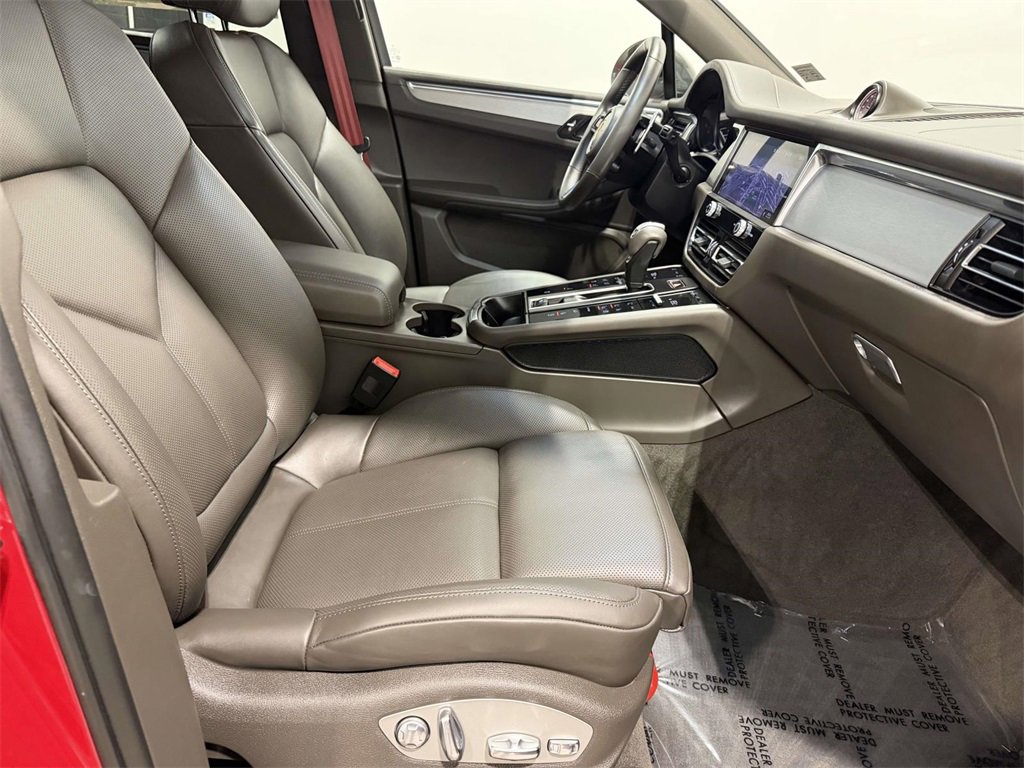 Used 2025 Porsche Macan image 10