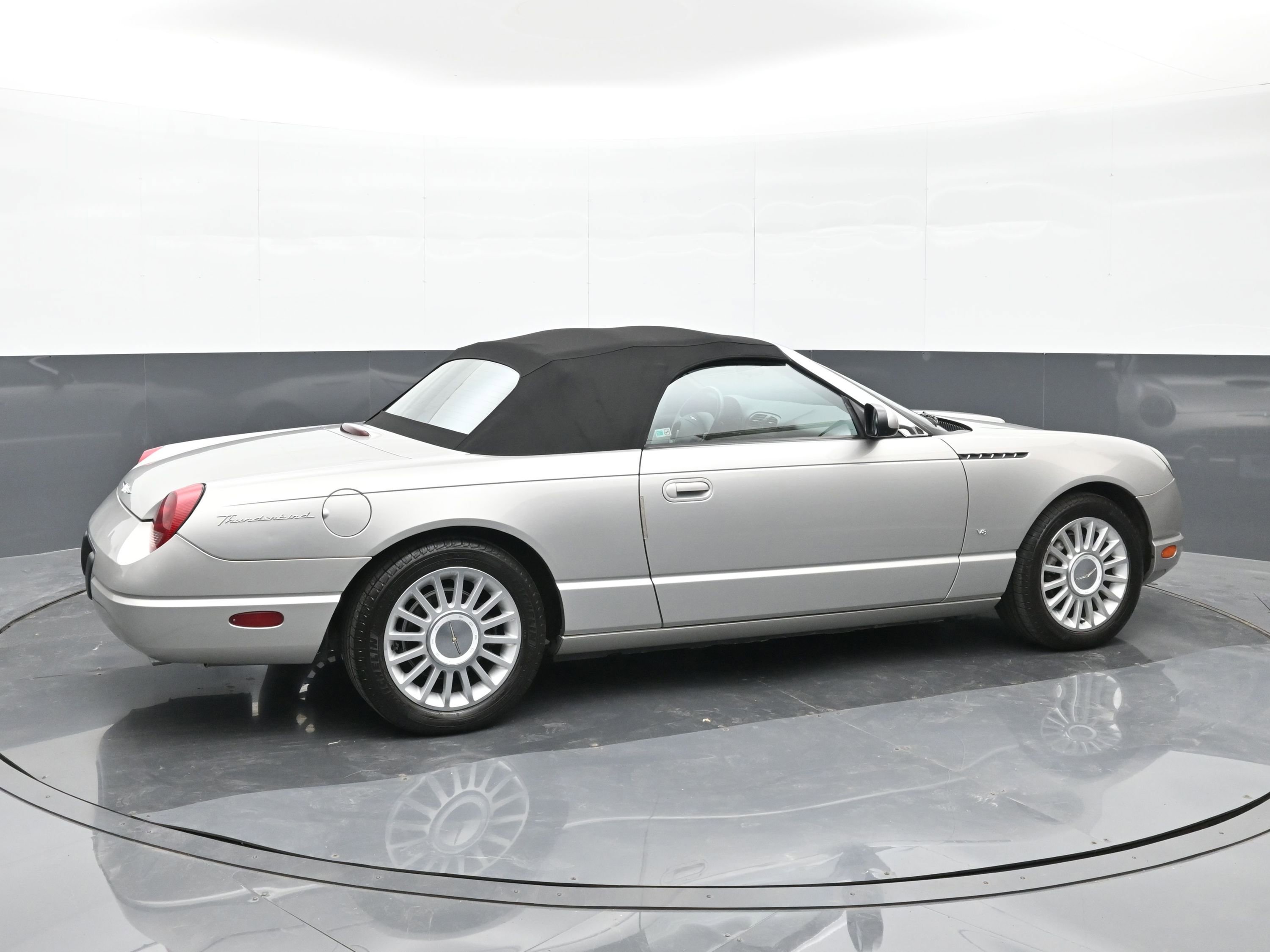 Used 2004 Ford Thunderbird Base image 8