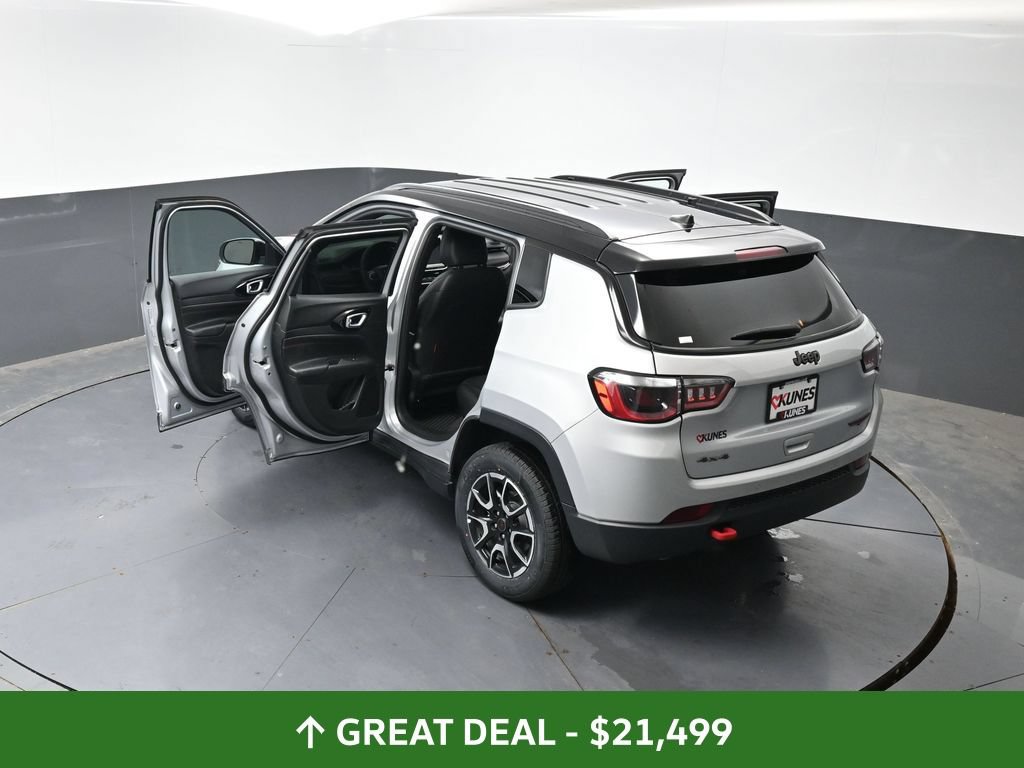 Used 2025 Jeep Compass Trailhawk AWD/4WD image 63