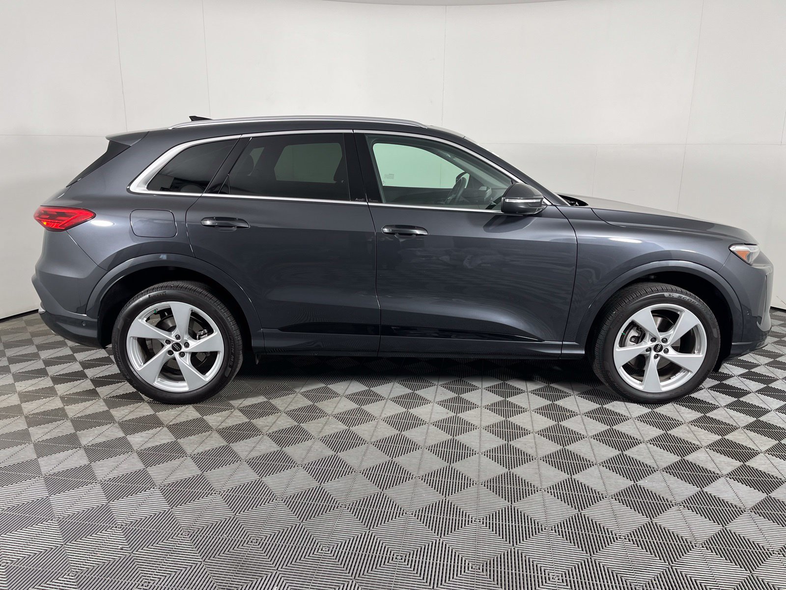 Used 2025 Audi Q5 Premium Plus w/ Premium Plus AWD/4WD image 9
