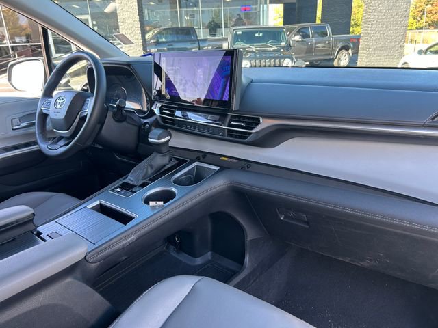 Used 2025 Toyota Sienna XLE image 36