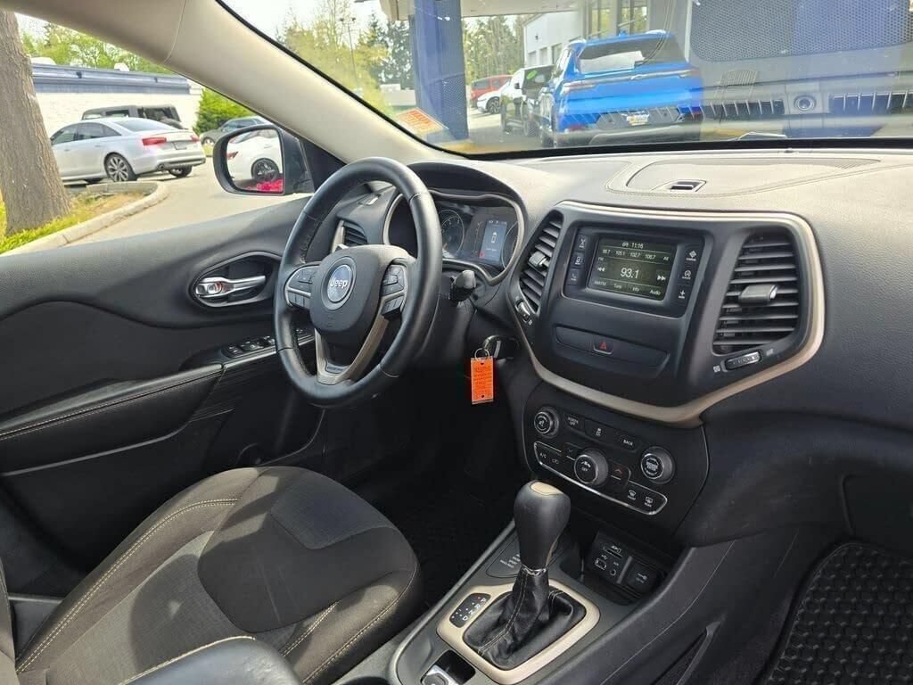 Used 2016 Jeep Cherokee Latitude w/ Cold Weather Group AWD/4WD image 11