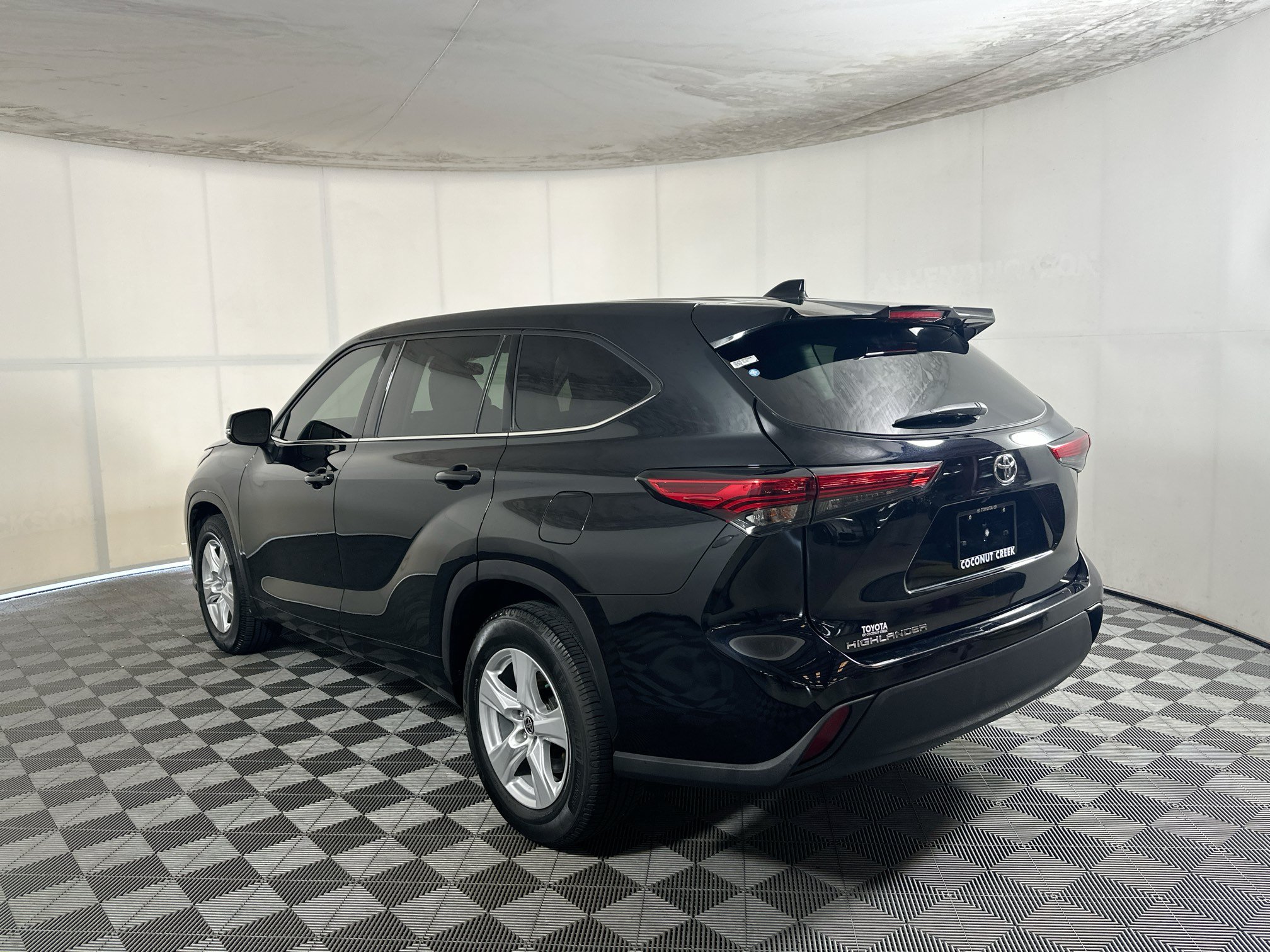 Used 2021 Toyota Highlander L FWD image 5