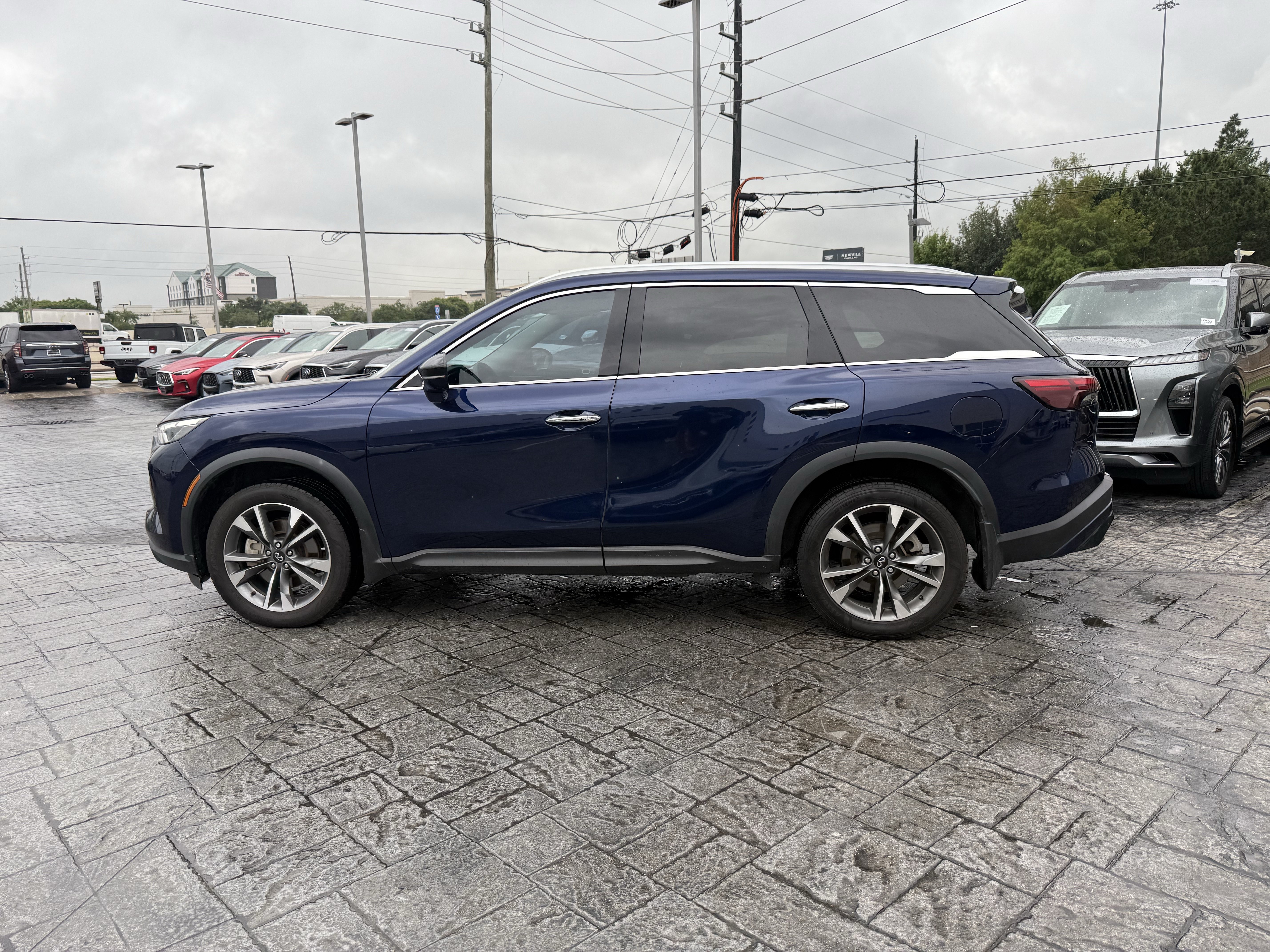 Used 2023 INFINITI QX60 Luxe w/ Cargo Package FWD image 4