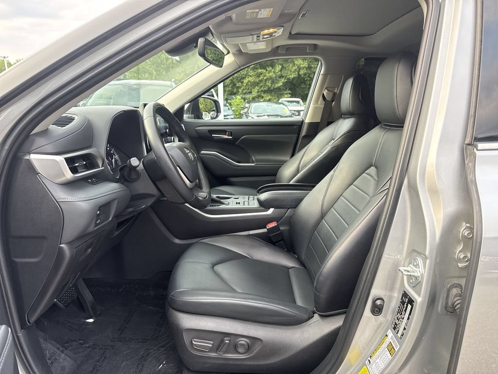 Used 2022 Toyota Highlander XLE AWD/4WD image 13