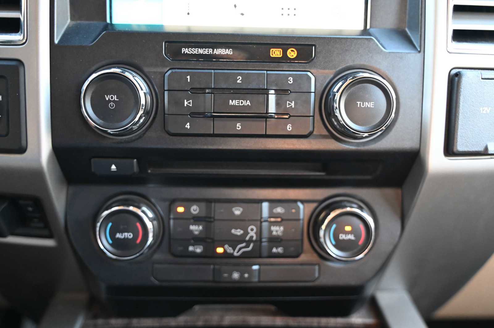 Used 2017 Ford F450 Lariat w/ Tow Technology Bundle image 13