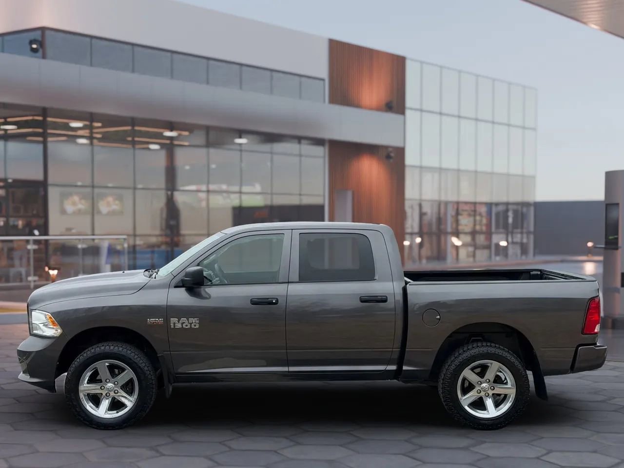 Used 2017 RAM 1500 Express image 7