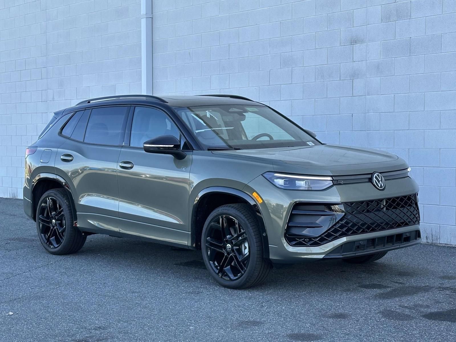 New 2026 Volkswagen Tiguan SE R-Line AWD/4WD image 8