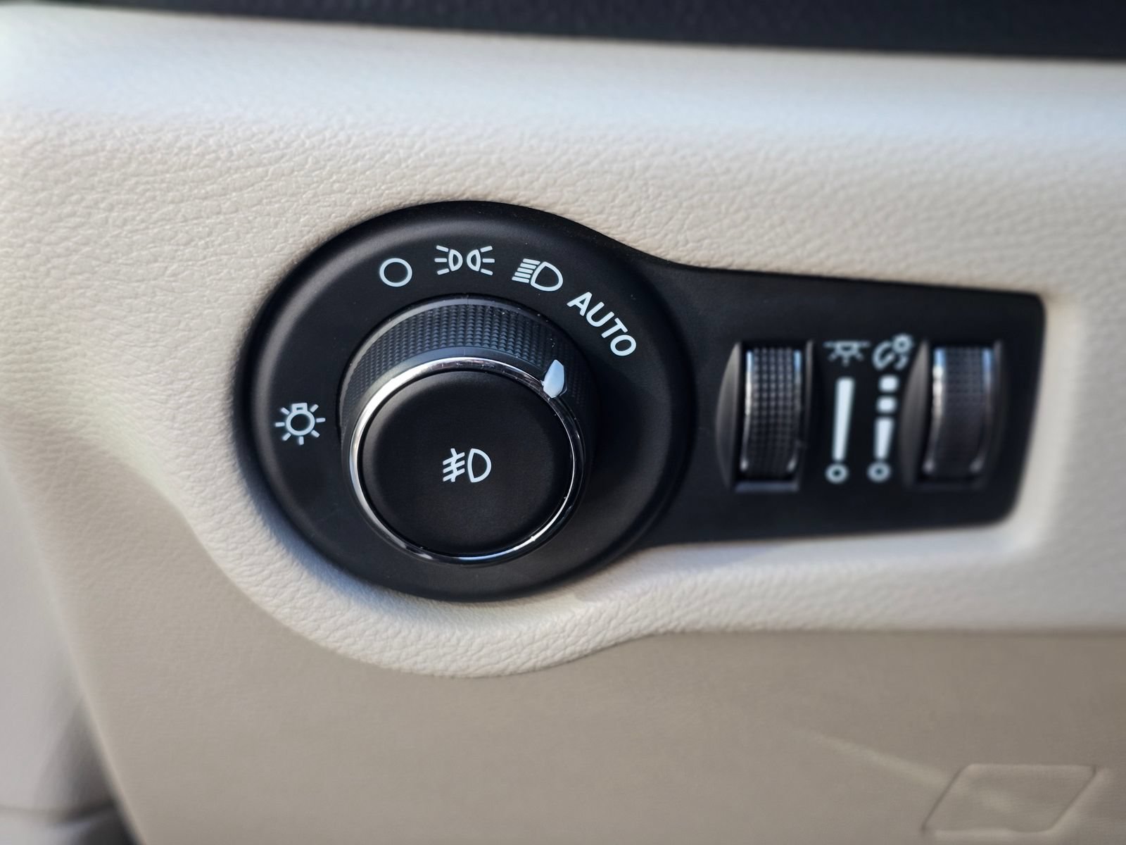 Used 2024 Chrysler Pacifica Limited FWD image 19