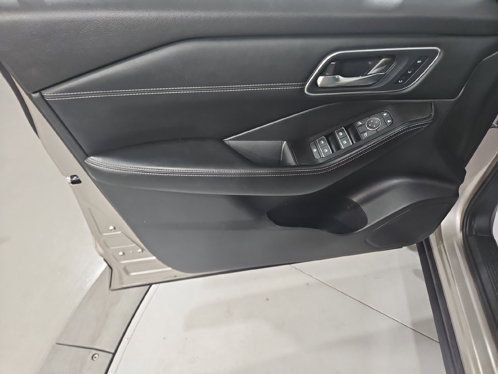 Certified 2025 Nissan Rogue Platinum FWD image 12