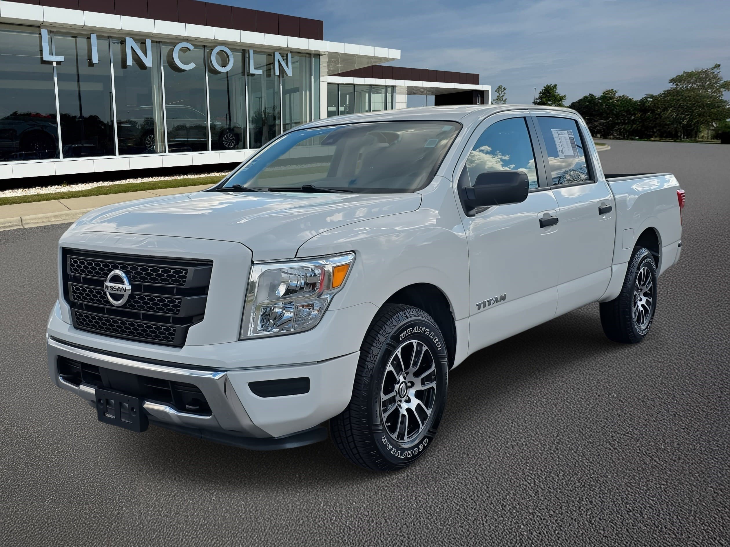 Used 2022 Nissan Titan SV image 1