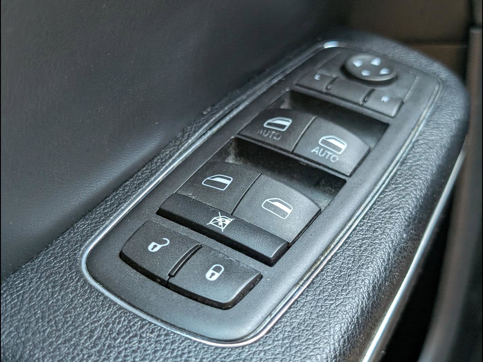 Used 2015 Chrysler 300 Limited RWD image 18