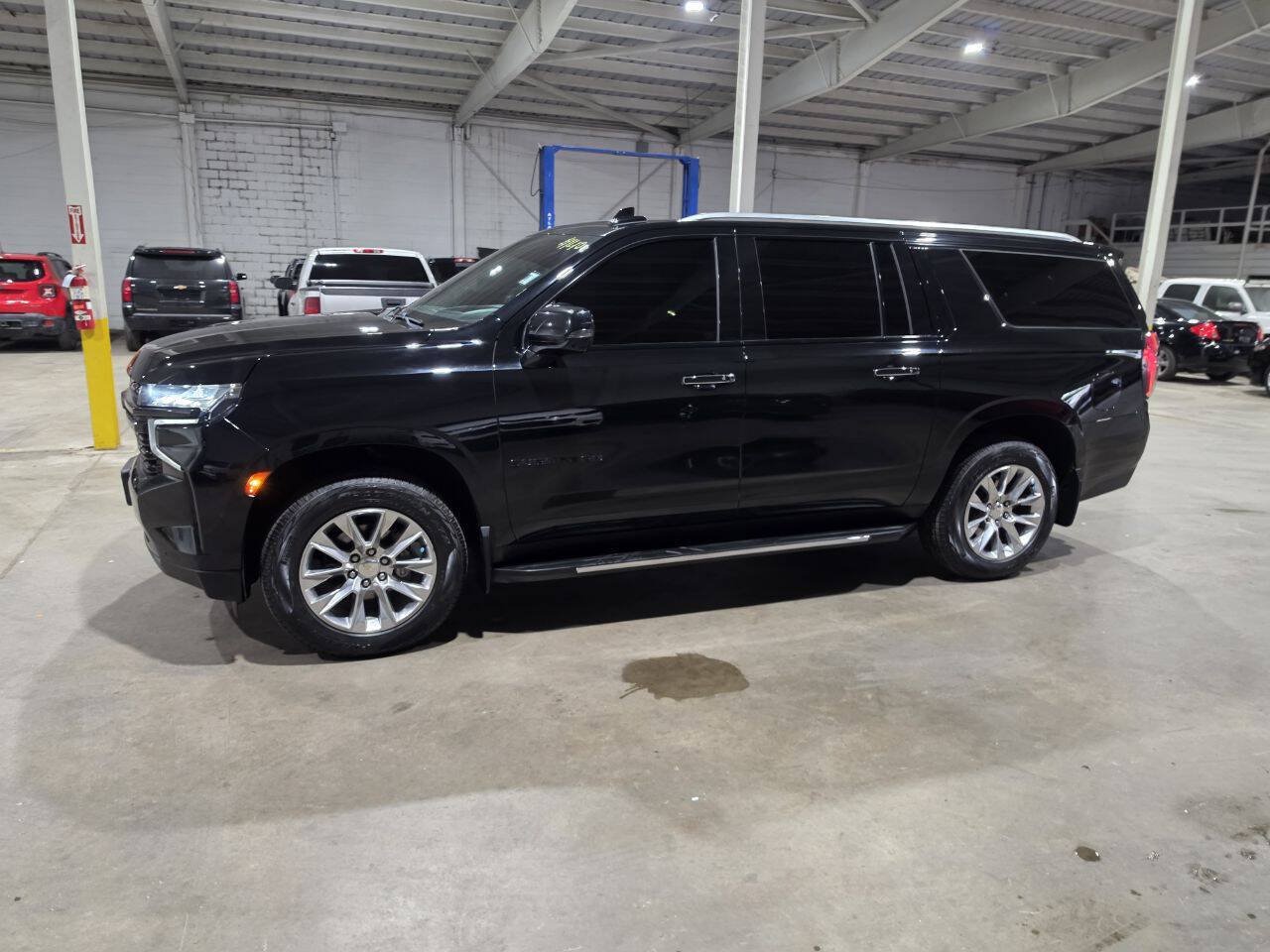 Used 2023 Chevrolet Suburban Premier AWD/4WD image 4