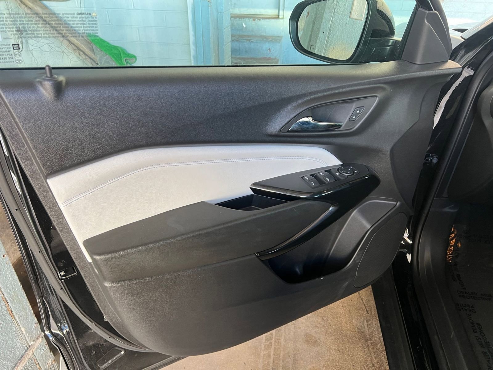 Used 2025 Chevrolet Trax LT w/ LT Convenience Package FWD image 18