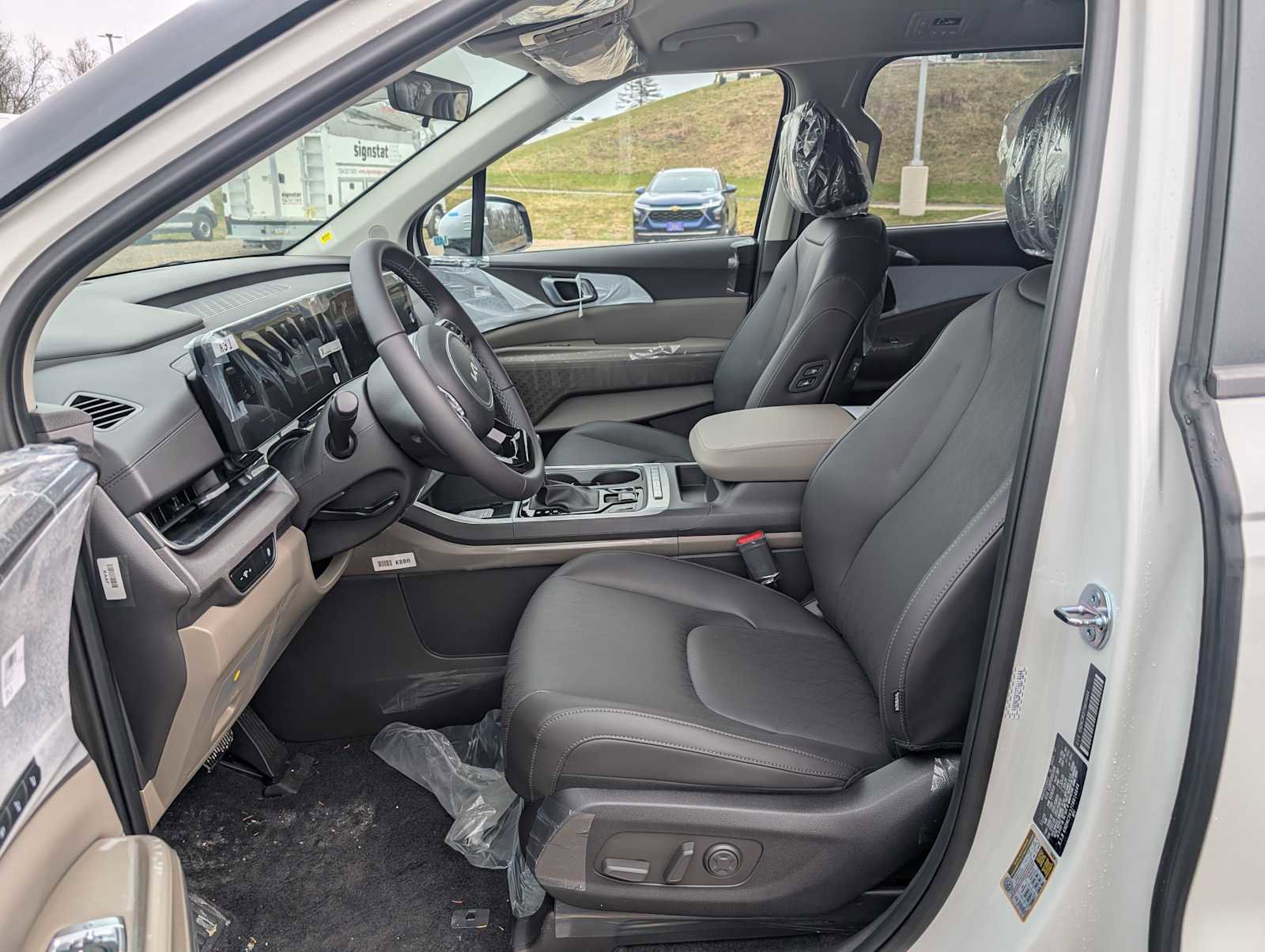 New 2026 Kia Carnival EX FWD image 4