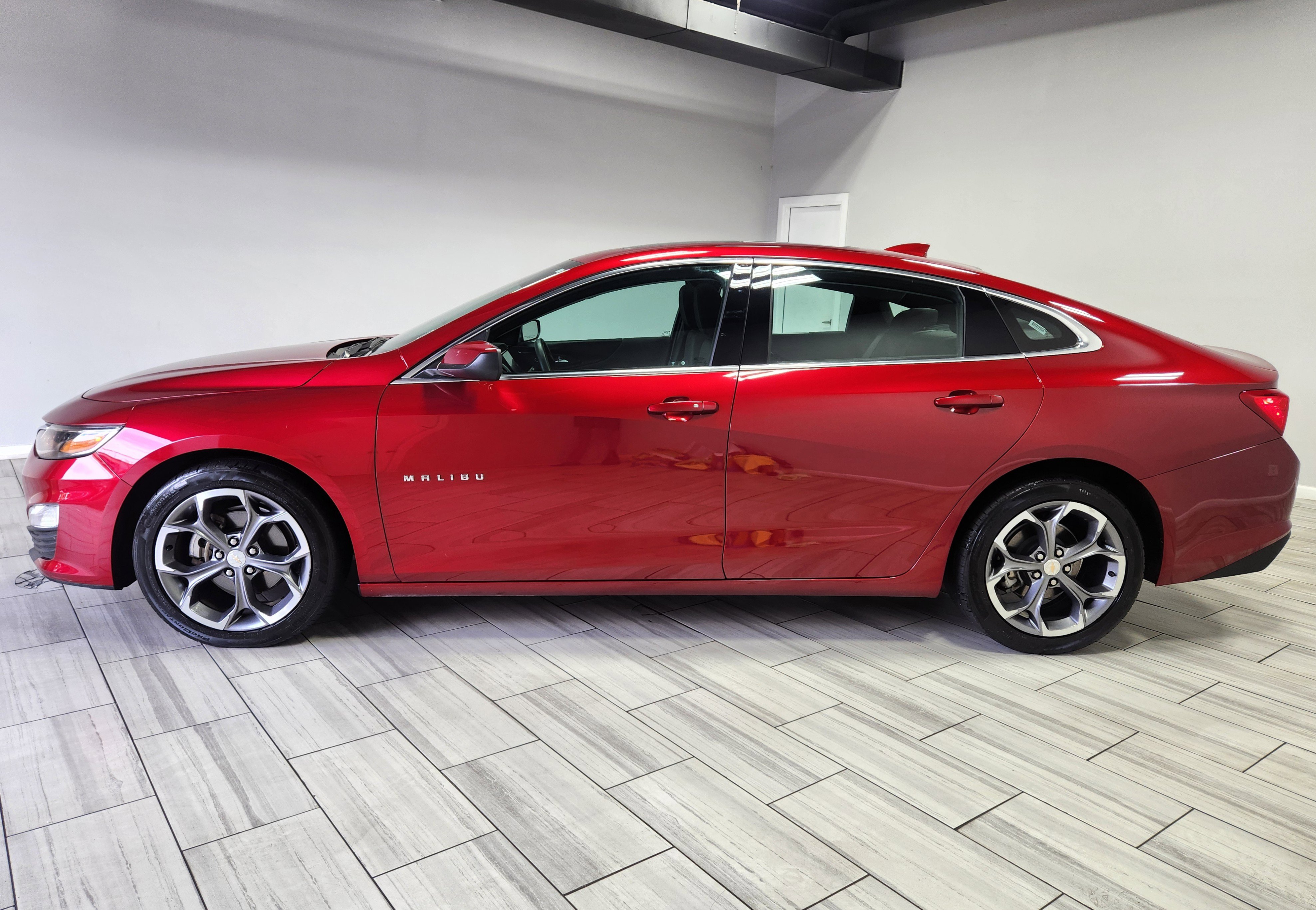 Used 2024 Chevrolet Malibu LT image 2