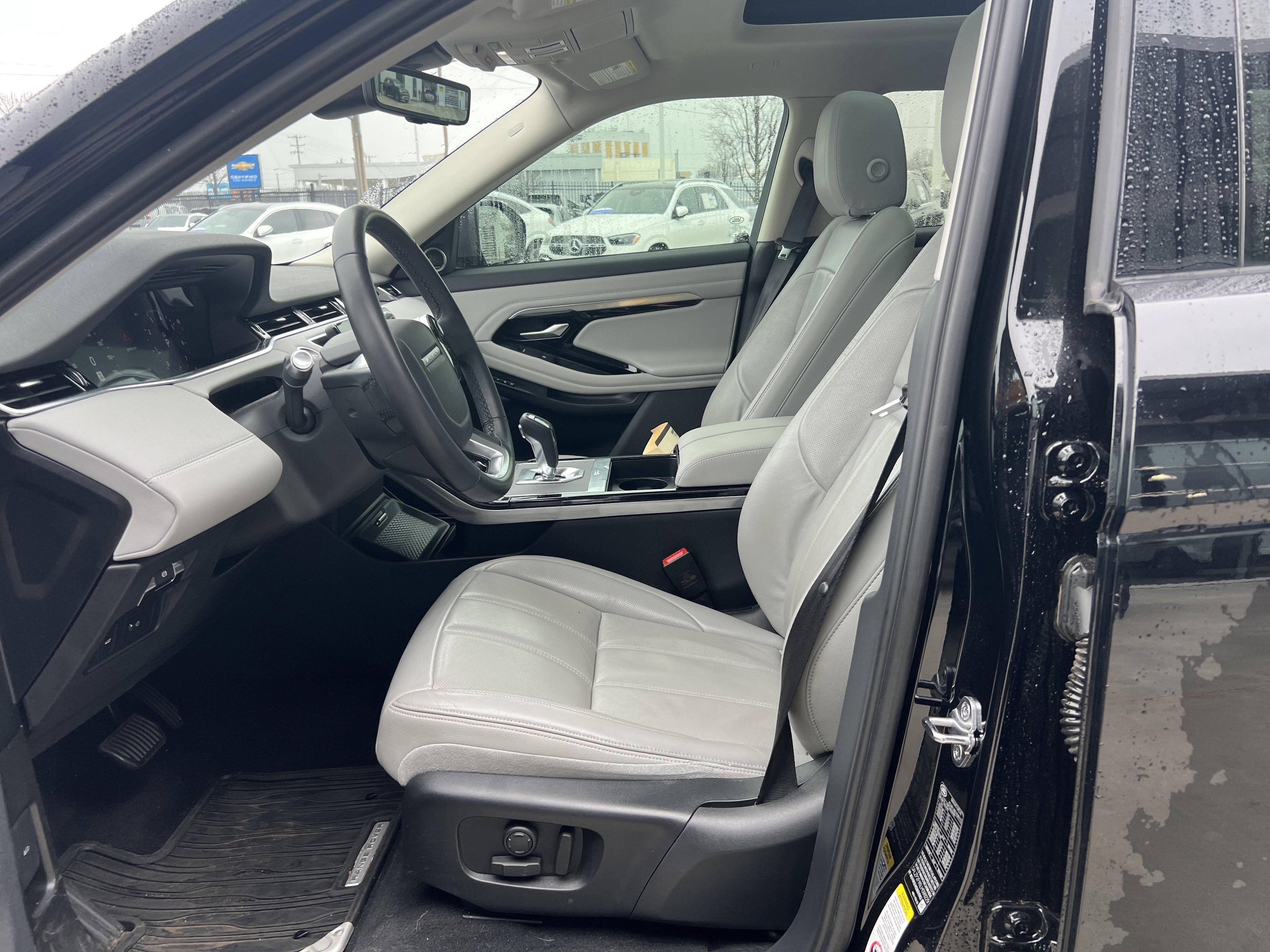 Used 2020 Land Rover Range Rover Evoque SE image 16