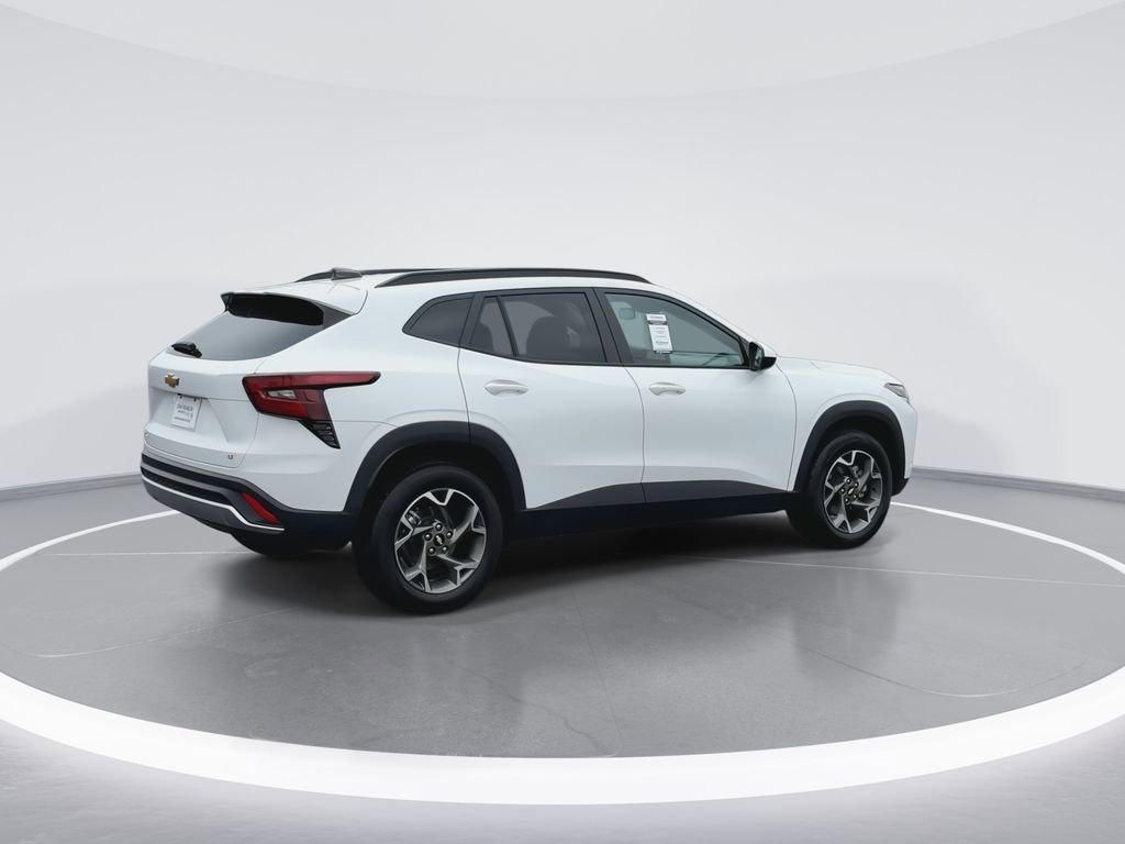 Used 2025 Chevrolet Trax LT w/ LT Convenience Package image 8