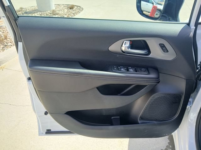 New 2027 Chrysler Pacifica Select FWD image 11