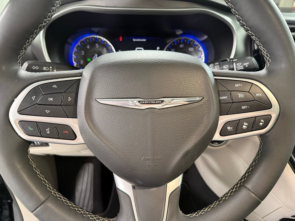 Used 2024 Chrysler Pacifica Touring-L FWD image 17