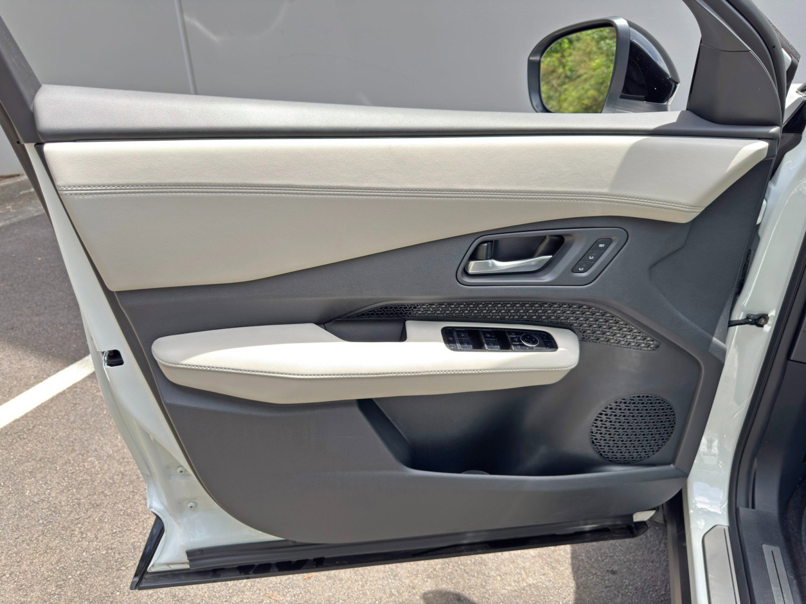 Used 2023 Nissan Ariya AWD image 39