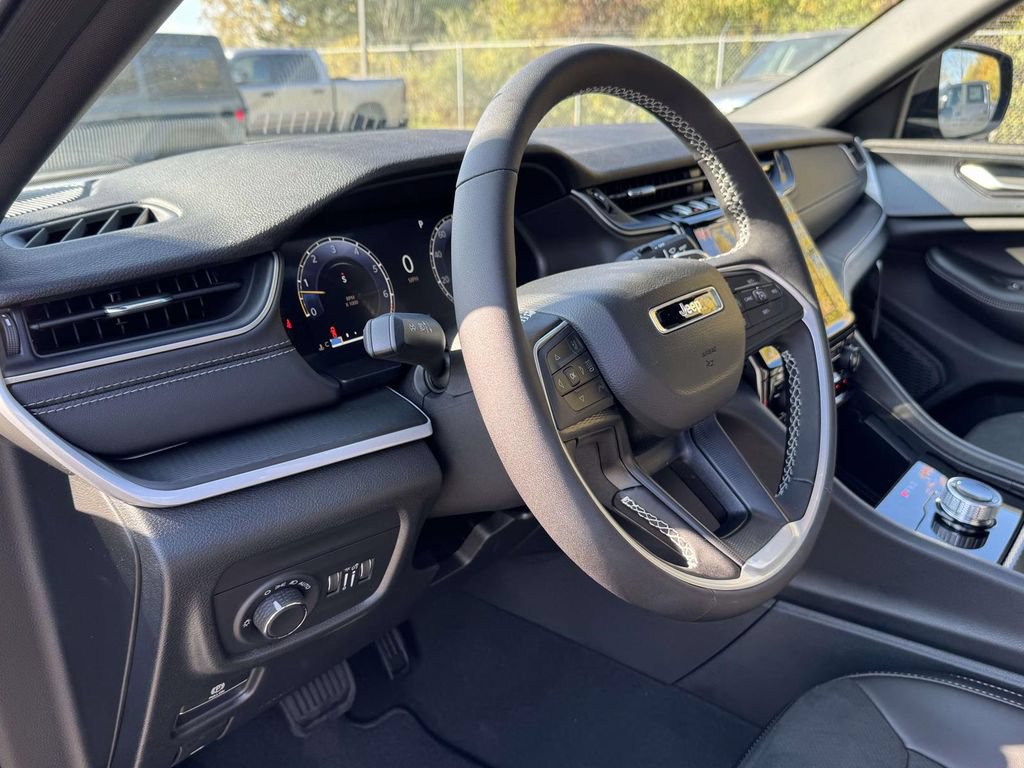 New 2025 Jeep Grand Cherokee 4WD image 2