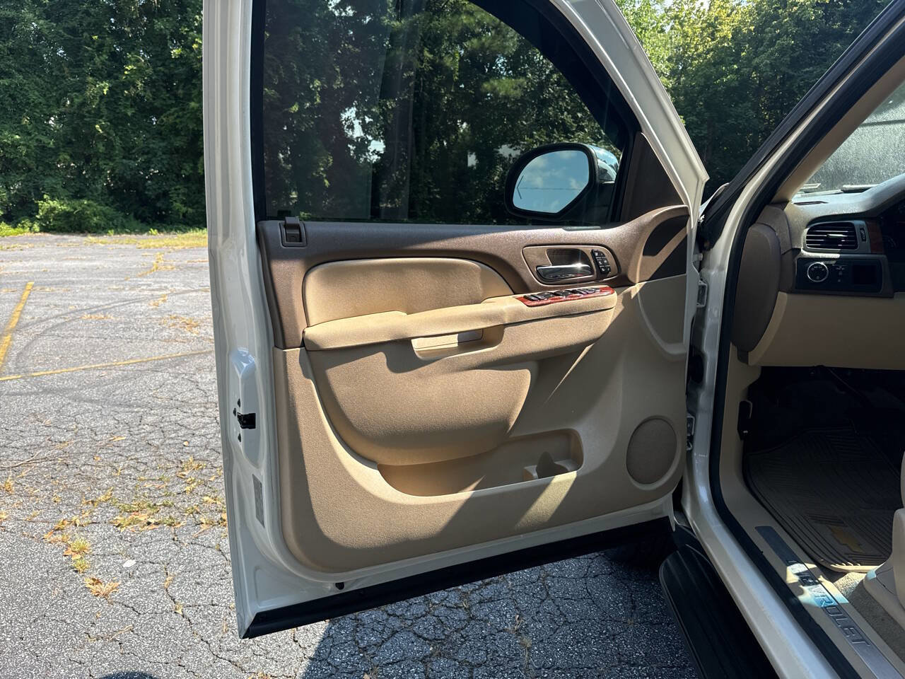 Used 2012 Chevrolet Avalanche LTZ RWD image 16