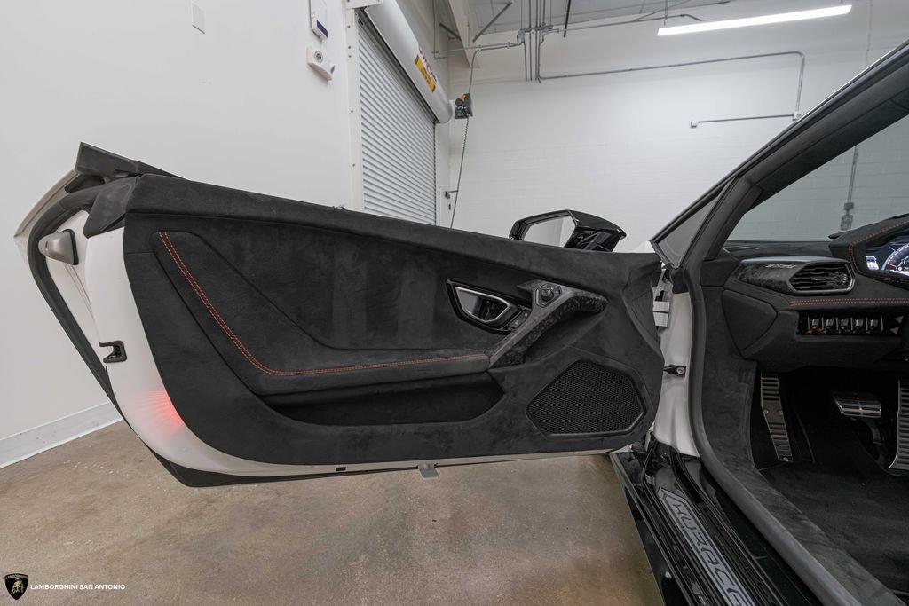 Used 2019 Lamborghini Huracan Performante AWD/4WD image 35